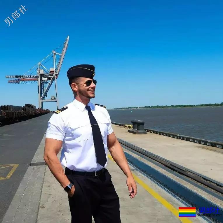 气质算什么？这位德国肌肉船长的身材，承包了你的鼻血，快把人掰弯了！ - 51虹马