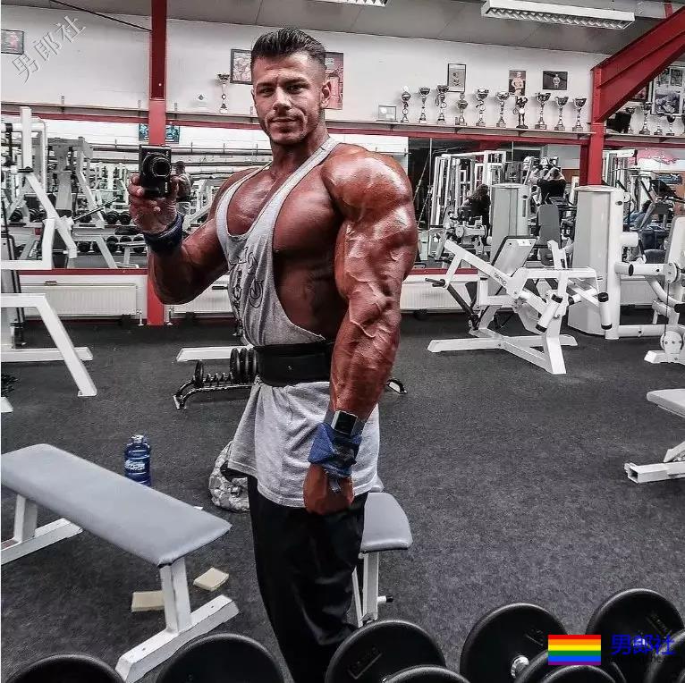 气质算什么？这位德国肌肉船长的身材，承包了你的鼻血，快把人掰弯了！ - 51虹马