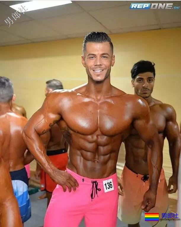 气质算什么？这位德国肌肉船长的身材，承包了你的鼻血，快把人掰弯了！ - 51虹马