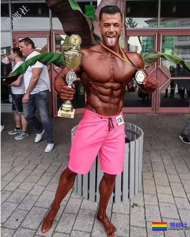 气质算什么？这位德国肌肉船长的身材，承包了你的鼻血，快把人掰弯了！ - 51虹马