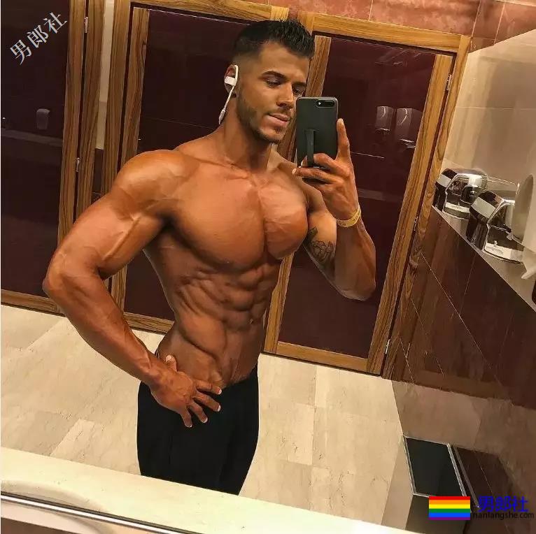 气质算什么？这位德国肌肉船长的身材，承包了你的鼻血，快把人掰弯了！ - 51虹马