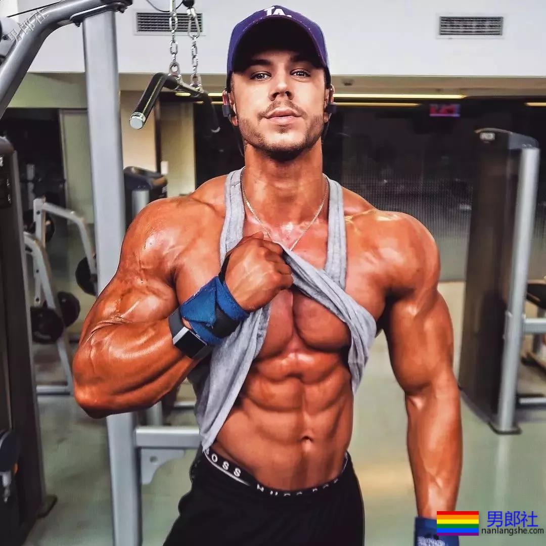 气质算什么？这位德国肌肉船长的身材，承包了你的鼻血，快把人掰弯了！ - 51虹马