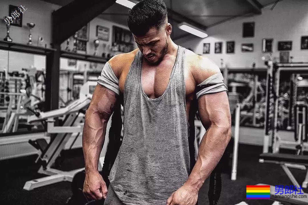 气质算什么？这位德国肌肉船长的身材，承包了你的鼻血，快把人掰弯了！ - 51虹马