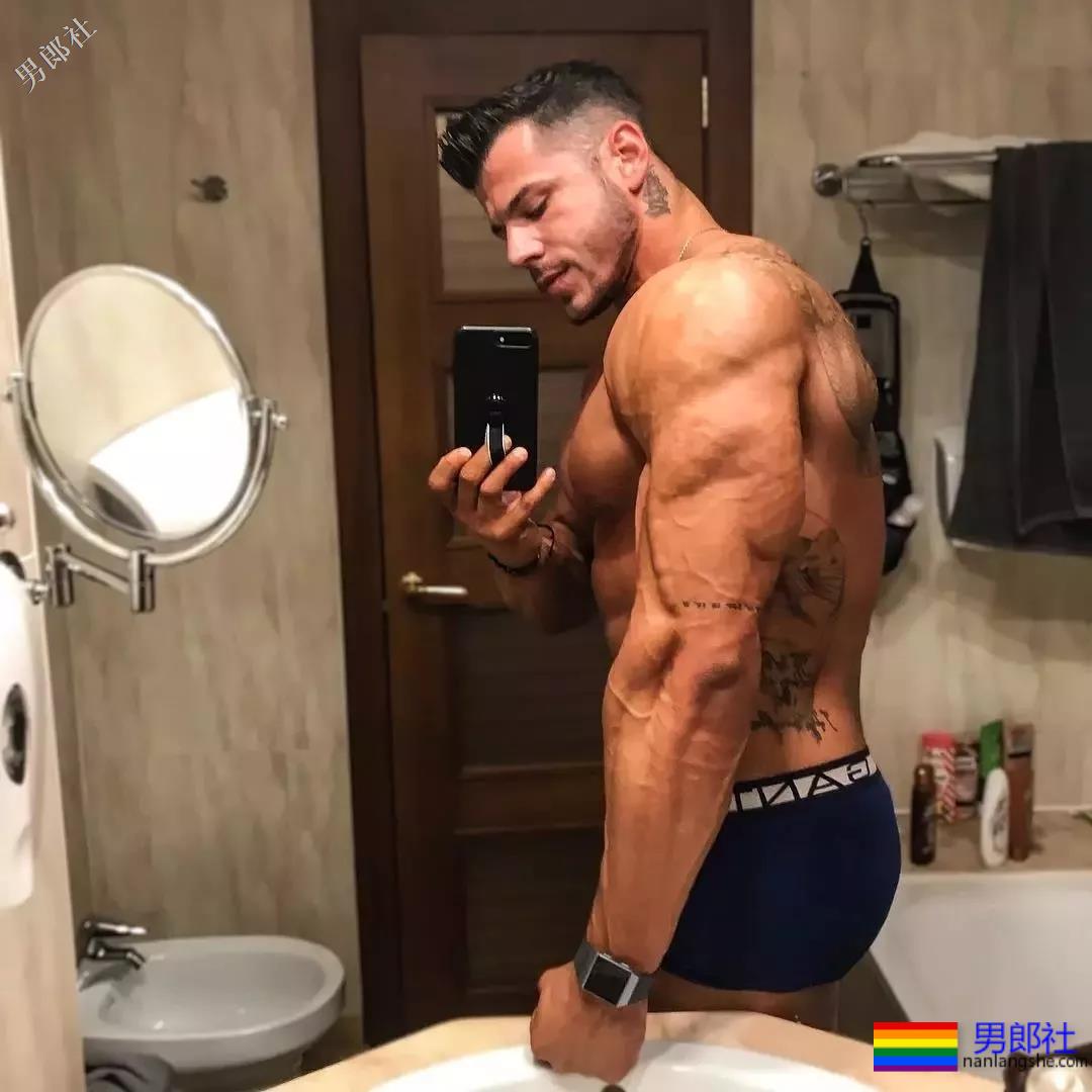 气质算什么？这位德国肌肉船长的身材，承包了你的鼻血，快把人掰弯了！ - 51虹马