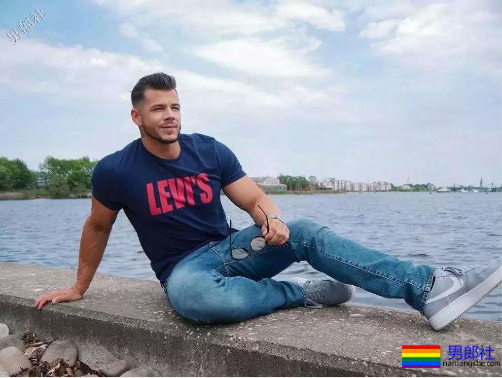 气质算什么？这位德国肌肉船长的身材，承包了你的鼻血，快把人掰弯了！ - 51虹马