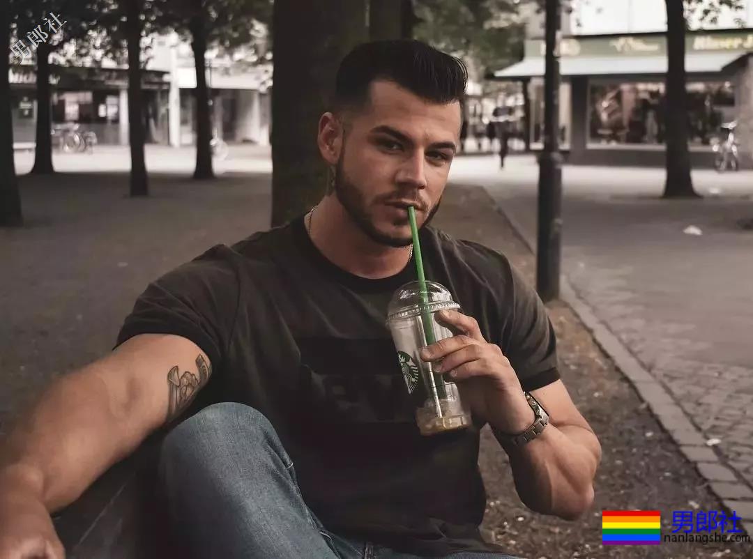 气质算什么？这位德国肌肉船长的身材，承包了你的鼻血，快把人掰弯了！ - 51虹马