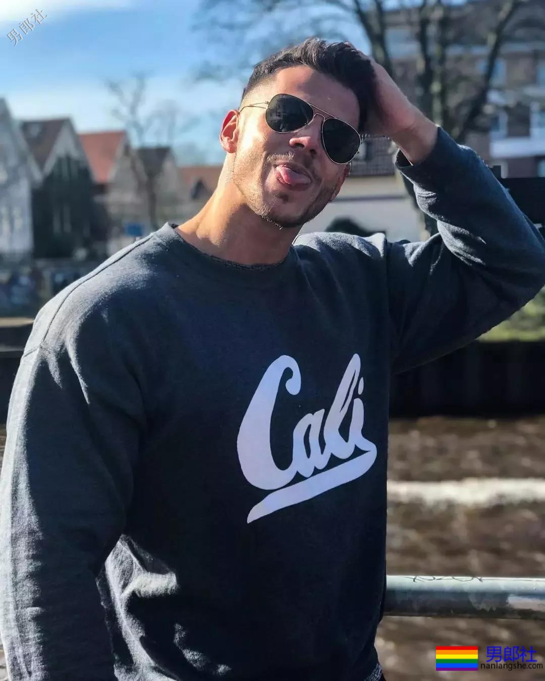 气质算什么？这位德国肌肉船长的身材，承包了你的鼻血，快把人掰弯了！ - 51虹马