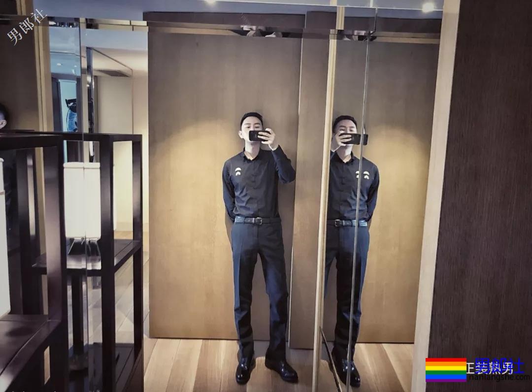 圈内正装名媛男的床上浴缸自拍，套上西裤衬衫的姿势你喜欢吗？ - 51虹马