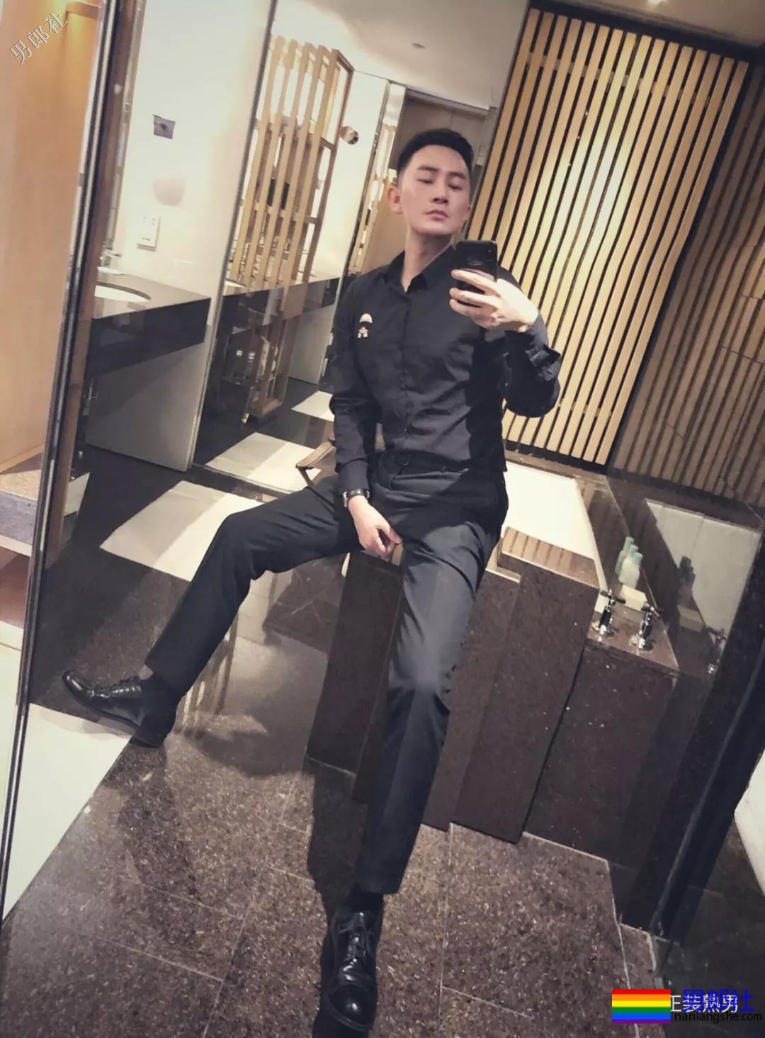 圈内正装名媛男的床上浴缸自拍，套上西裤衬衫的姿势你喜欢吗？ - 51虹马