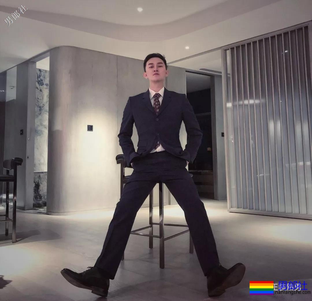 圈内正装名媛男的床上浴缸自拍，套上西裤衬衫的姿势你喜欢吗？ - 51虹马
