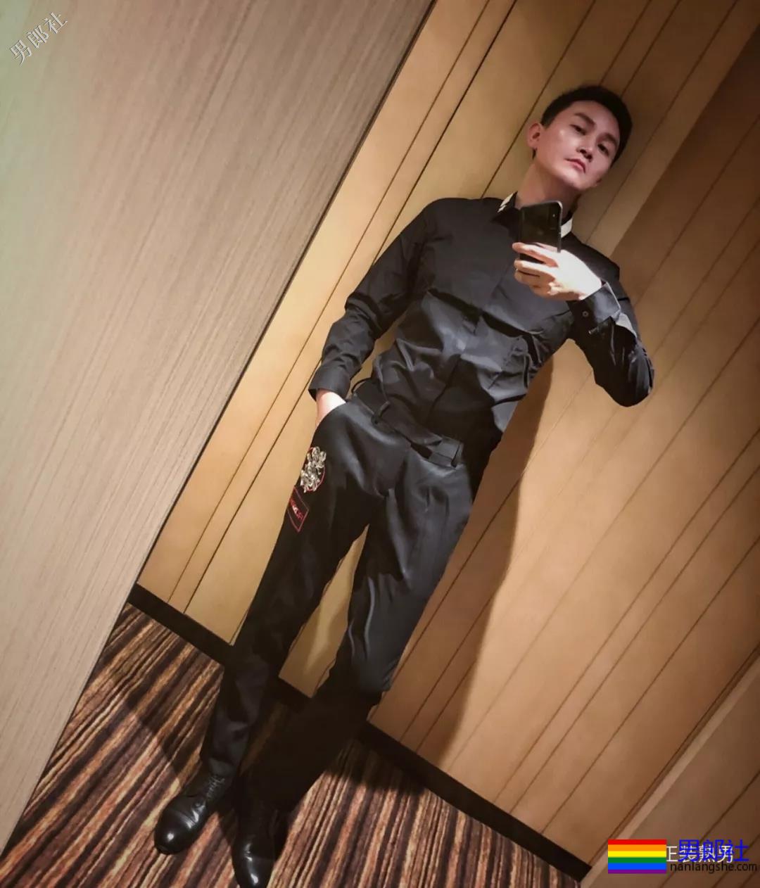 圈内正装名媛男的床上浴缸自拍，套上西裤衬衫的姿势你喜欢吗？ - 51虹马