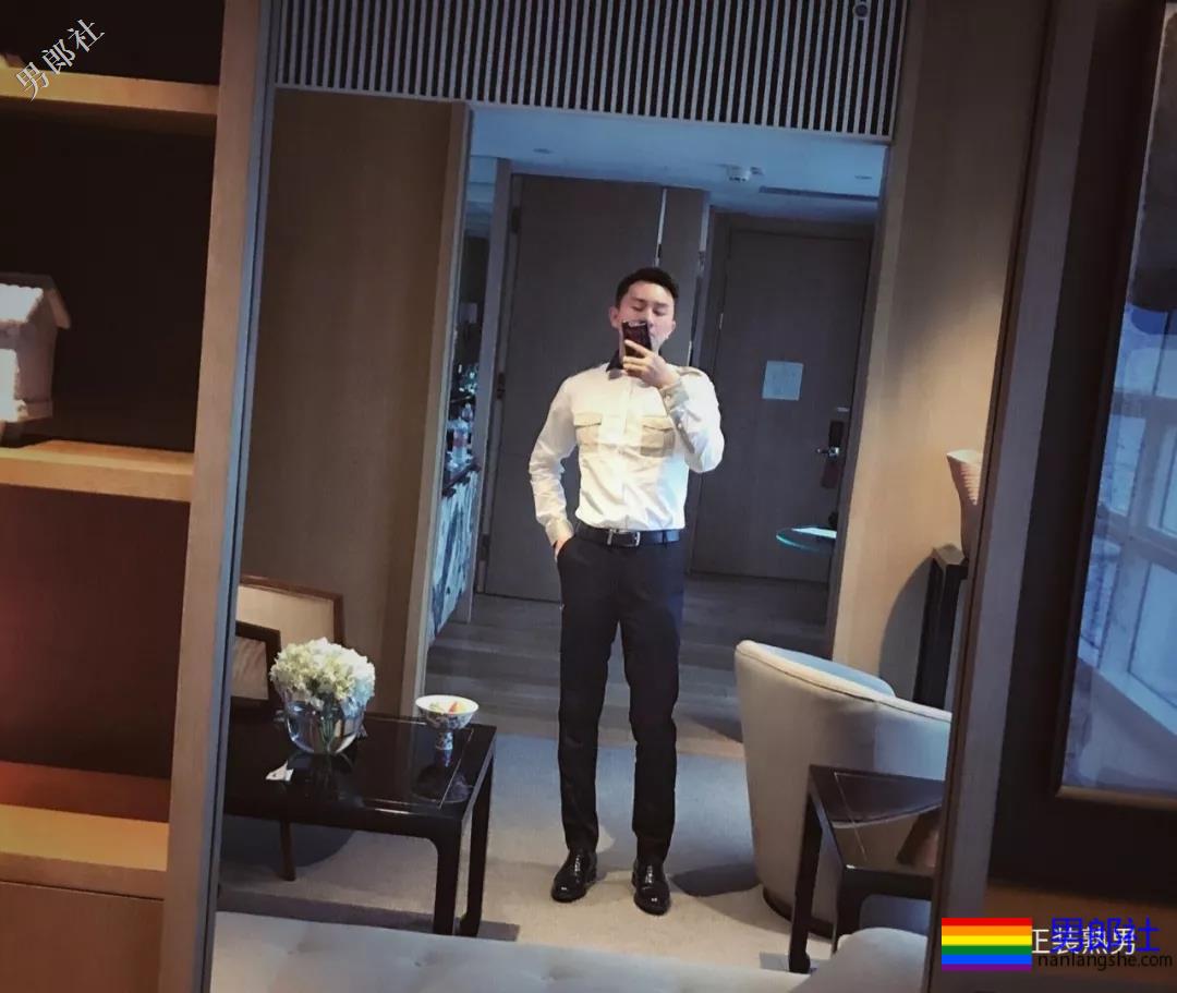 圈内正装名媛男的床上浴缸自拍，套上西裤衬衫的姿势你喜欢吗？ - 51虹马