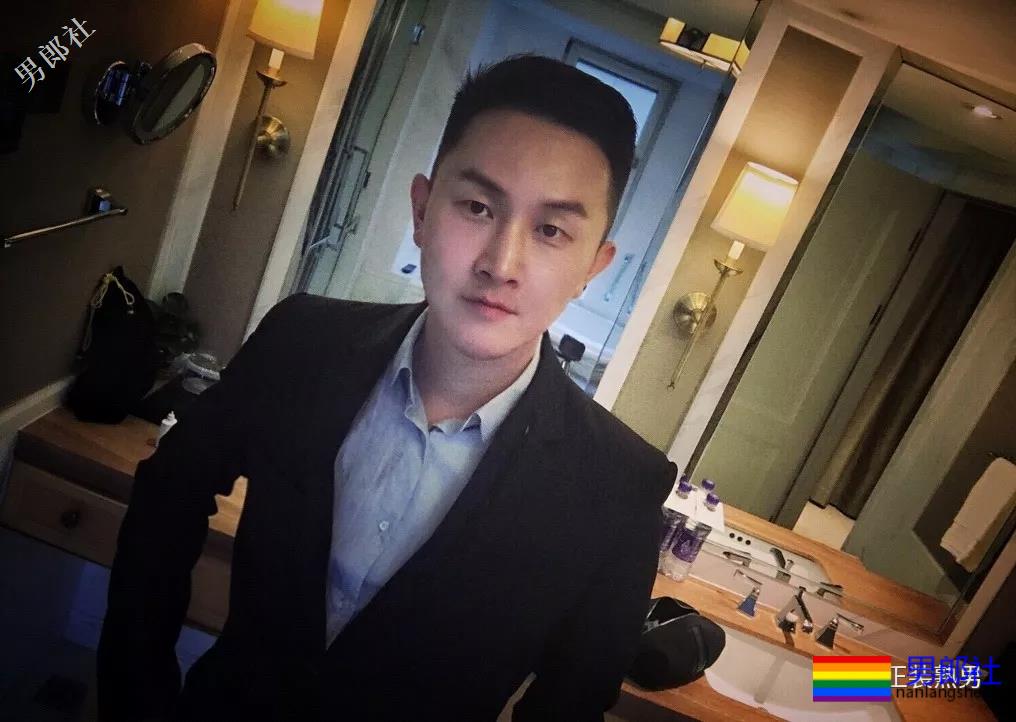 圈内正装名媛男的床上浴缸自拍，套上西裤衬衫的姿势你喜欢吗？ - 51虹马