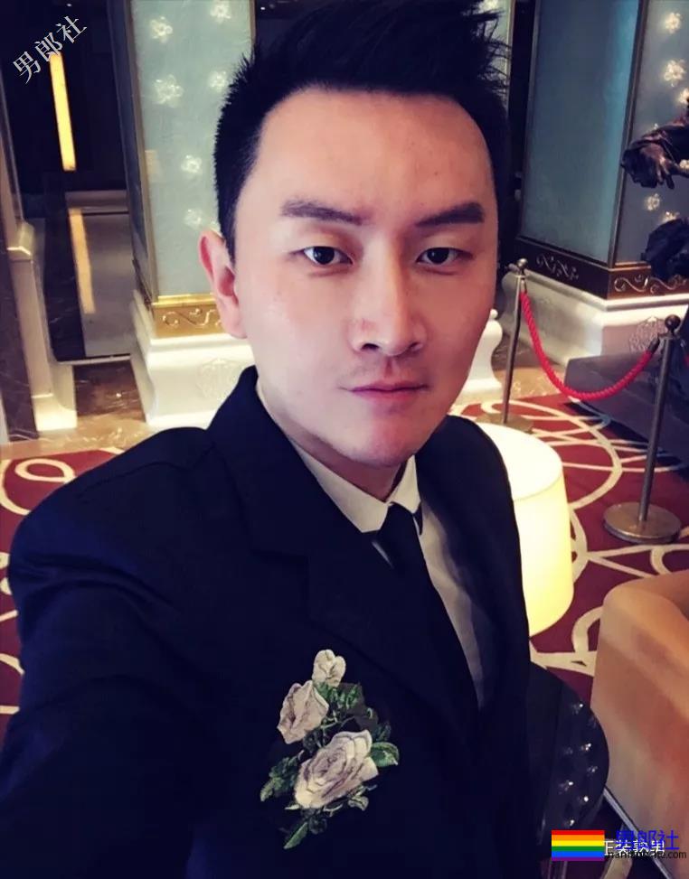 圈内正装名媛男的床上浴缸自拍，套上西裤衬衫的姿势你喜欢吗？ - 51虹马