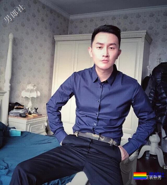 圈内正装名媛男的床上浴缸自拍，套上西裤衬衫的姿势你喜欢吗？ - 51虹马