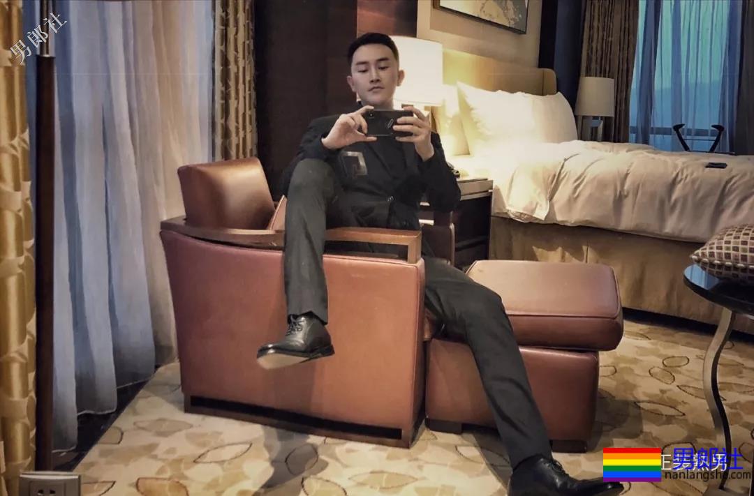 圈内正装名媛男的床上浴缸自拍，套上西裤衬衫的姿势你喜欢吗？ - 51虹马