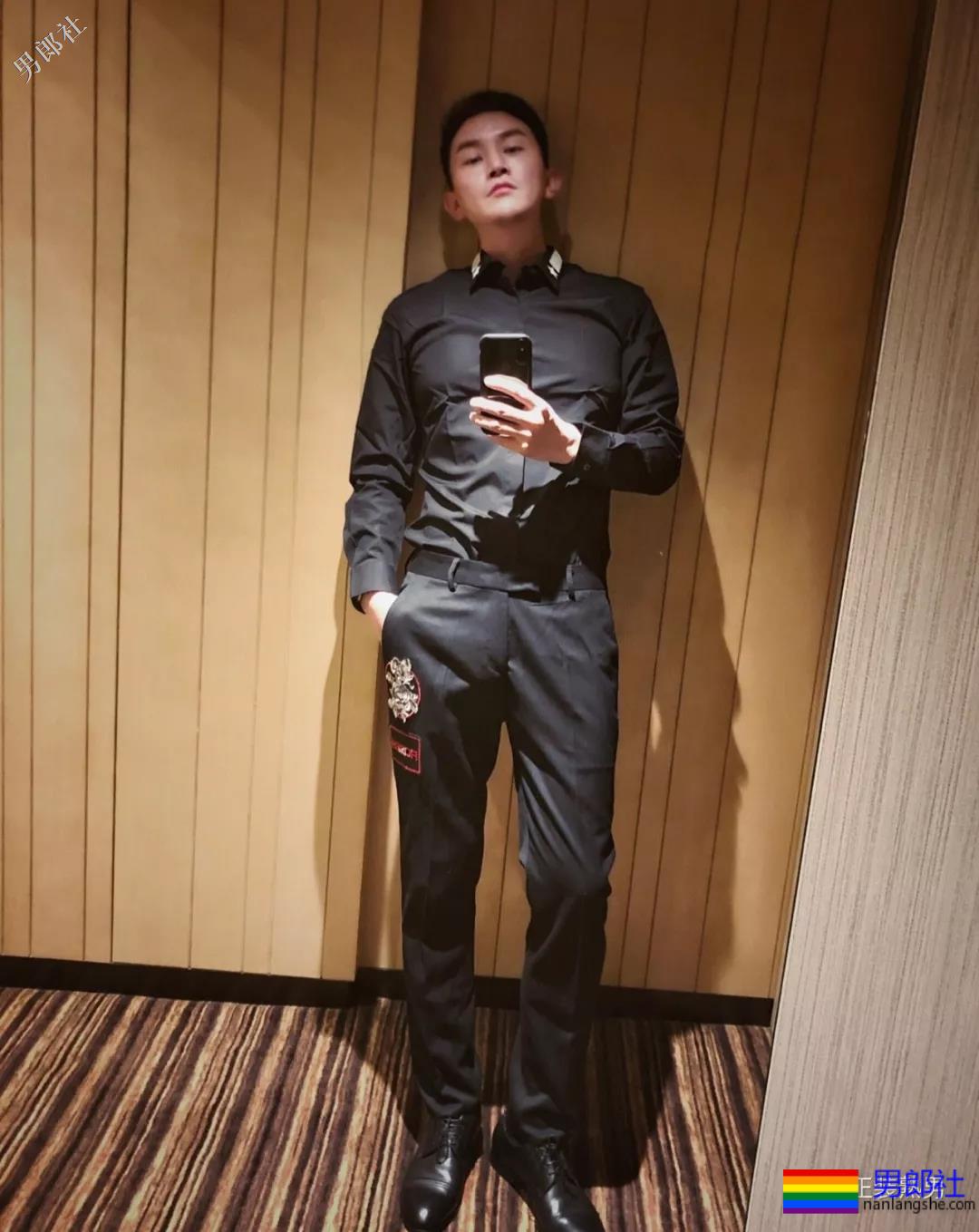 圈内正装名媛男的床上浴缸自拍，套上西裤衬衫的姿势你喜欢吗？ - 51虹马