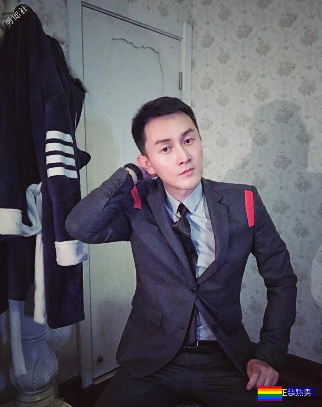 圈内正装名媛男的床上浴缸自拍，套上西裤衬衫的姿势你喜欢吗？ - 51虹马