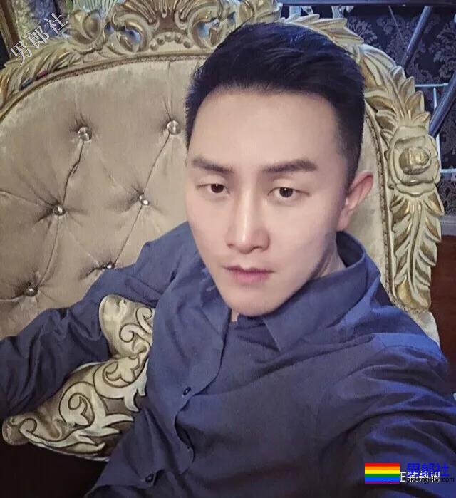 圈内正装名媛男的床上浴缸自拍，套上西裤衬衫的姿势你喜欢吗？ - 51虹马