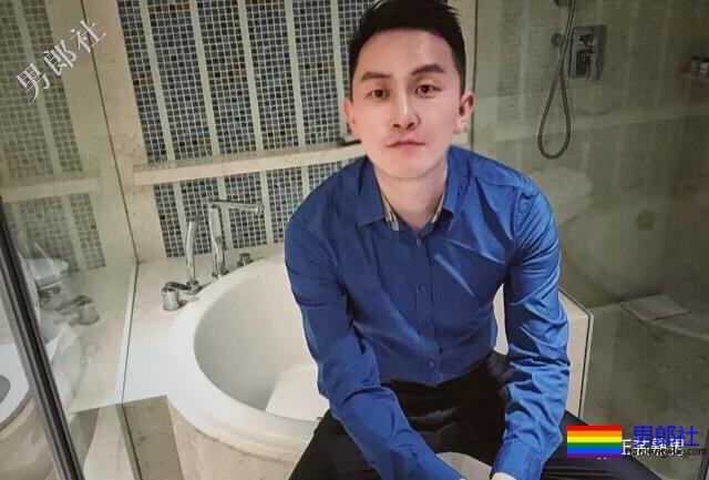 圈内正装名媛男的床上浴缸自拍，套上西裤衬衫的姿势你喜欢吗？ - 51虹马