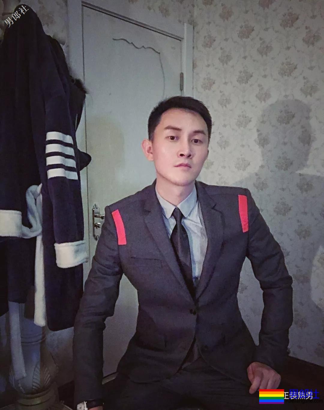 圈内正装名媛男的床上浴缸自拍，套上西裤衬衫的姿势你喜欢吗？ - 51虹马