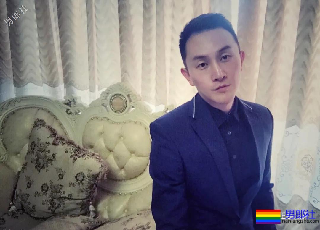 圈内正装名媛男的床上浴缸自拍，套上西裤衬衫的姿势你喜欢吗？ - 51虹马