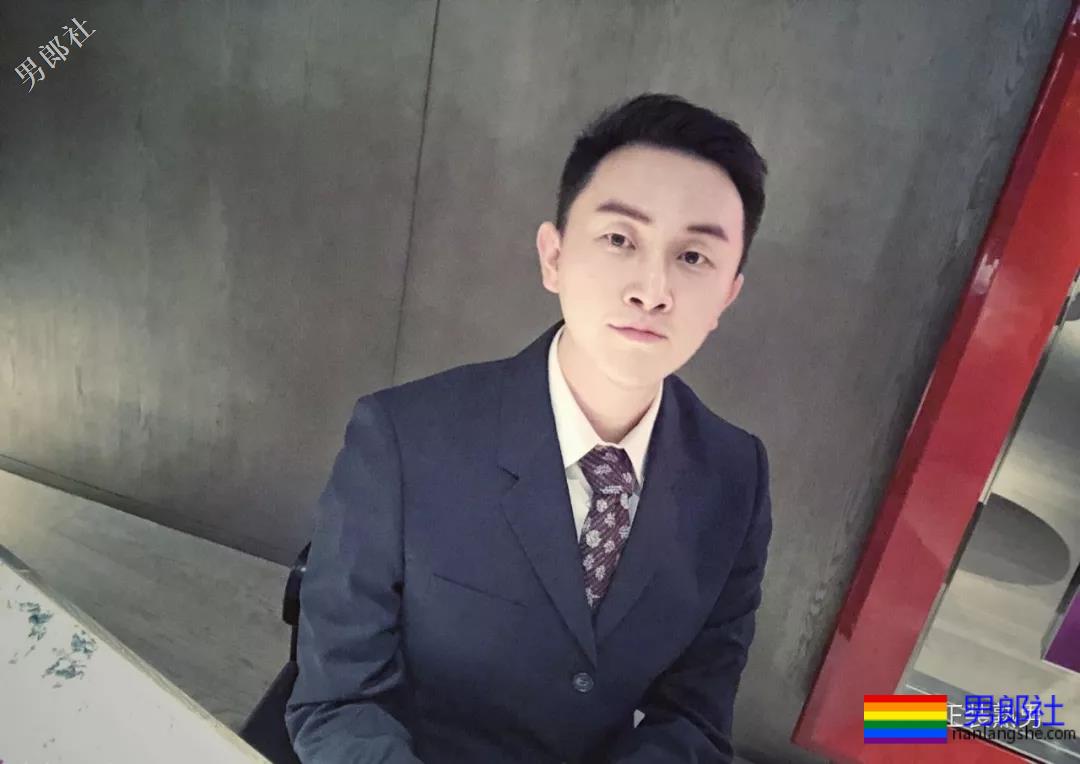 圈内正装名媛男的床上浴缸自拍,套上西裤衬衫的姿势你喜欢吗? - 51虹马 圈内正装名媛男的床上浴缸自拍,套上西裤衬衫的姿势你喜欢吗? - 51虹马