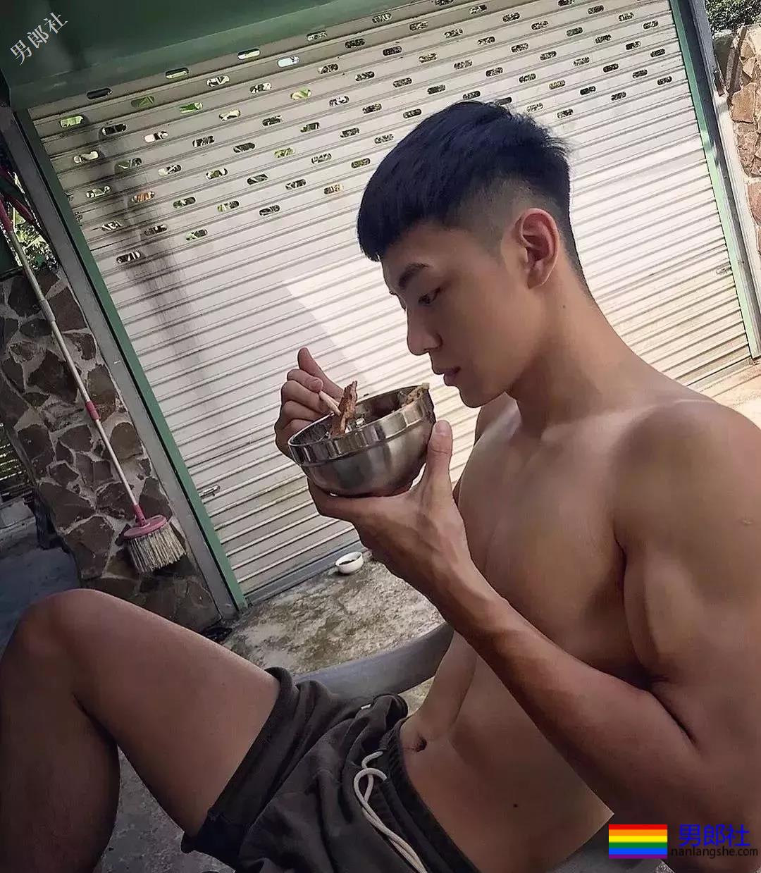 筋肉小奶狗！露天拍片很大z！ - 51虹马