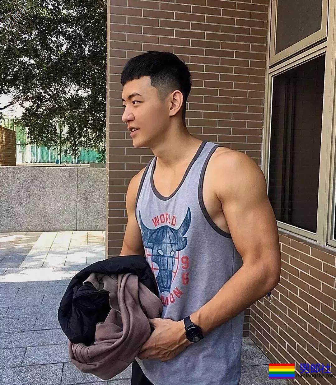 筋肉小奶狗！露天拍片很大z！ - 51虹马