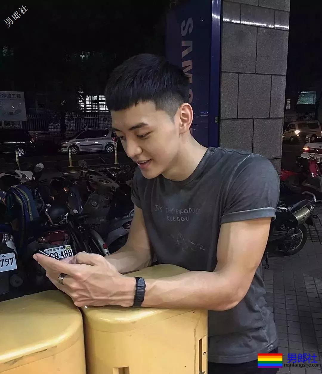 筋肉小奶狗！露天拍片很大z！ - 51虹马