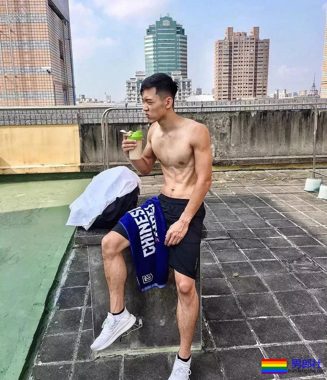 筋肉小奶狗！露天拍片很大z！ - 51虹马