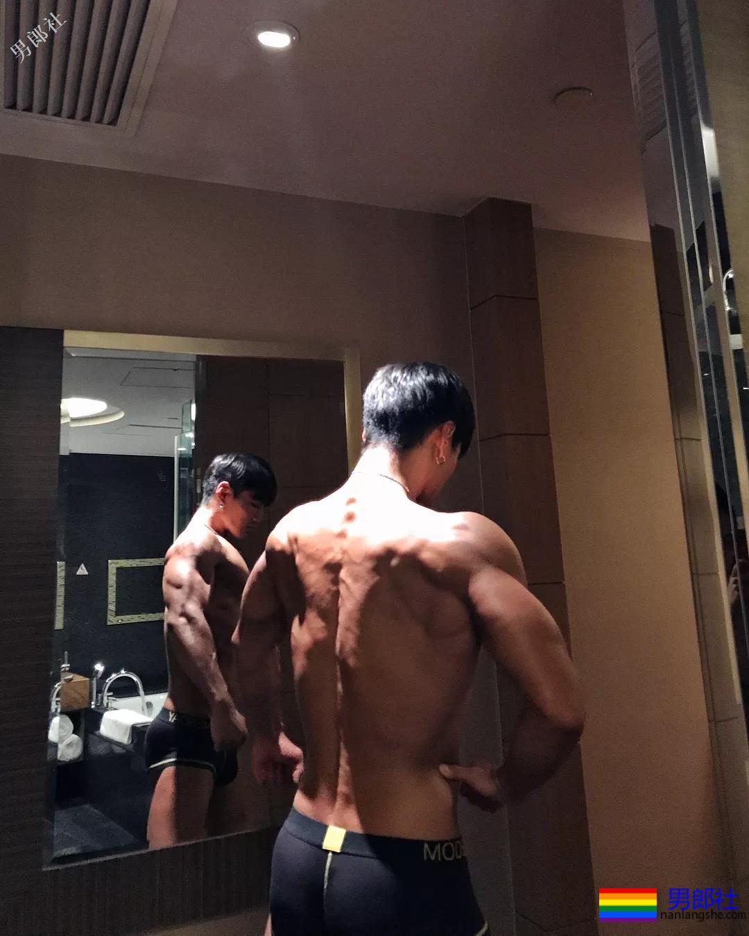 体育生的后面也这么好看？亮了！ - 51虹马