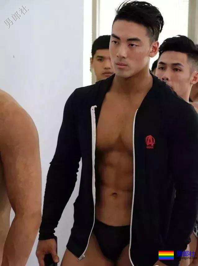 36D黝黑腱子肉直男，这身阳刚荷尔蒙我先『盘』为敬！ - 51虹马