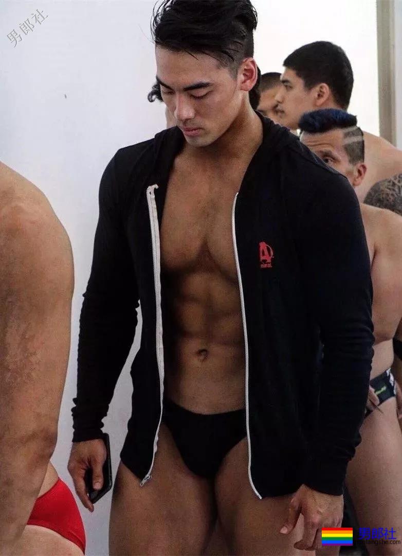 36D黝黑腱子肉直男，这身阳刚荷尔蒙我先『盘』为敬！ - 51虹马