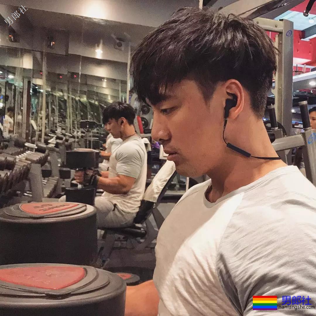 36D黝黑腱子肉直男，这身阳刚荷尔蒙我先『盘』为敬！ - 51虹马