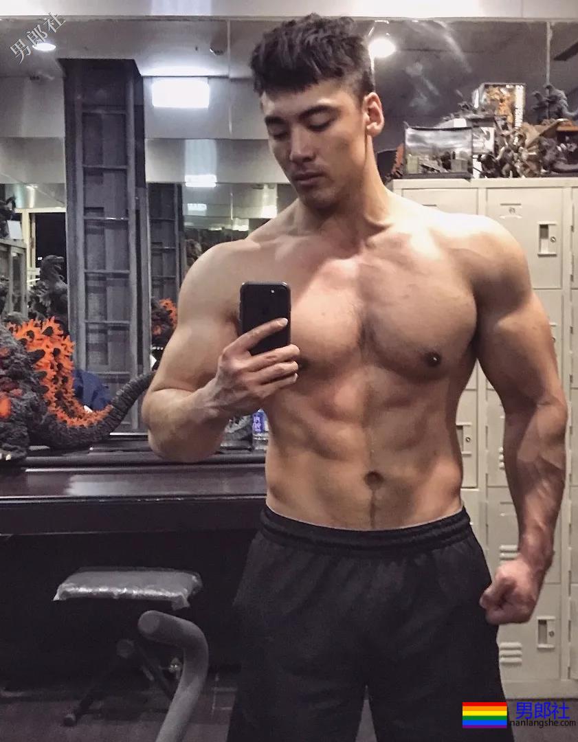 36D黝黑腱子肉直男，这身阳刚荷尔蒙我先『盘』为敬！ - 51虹马