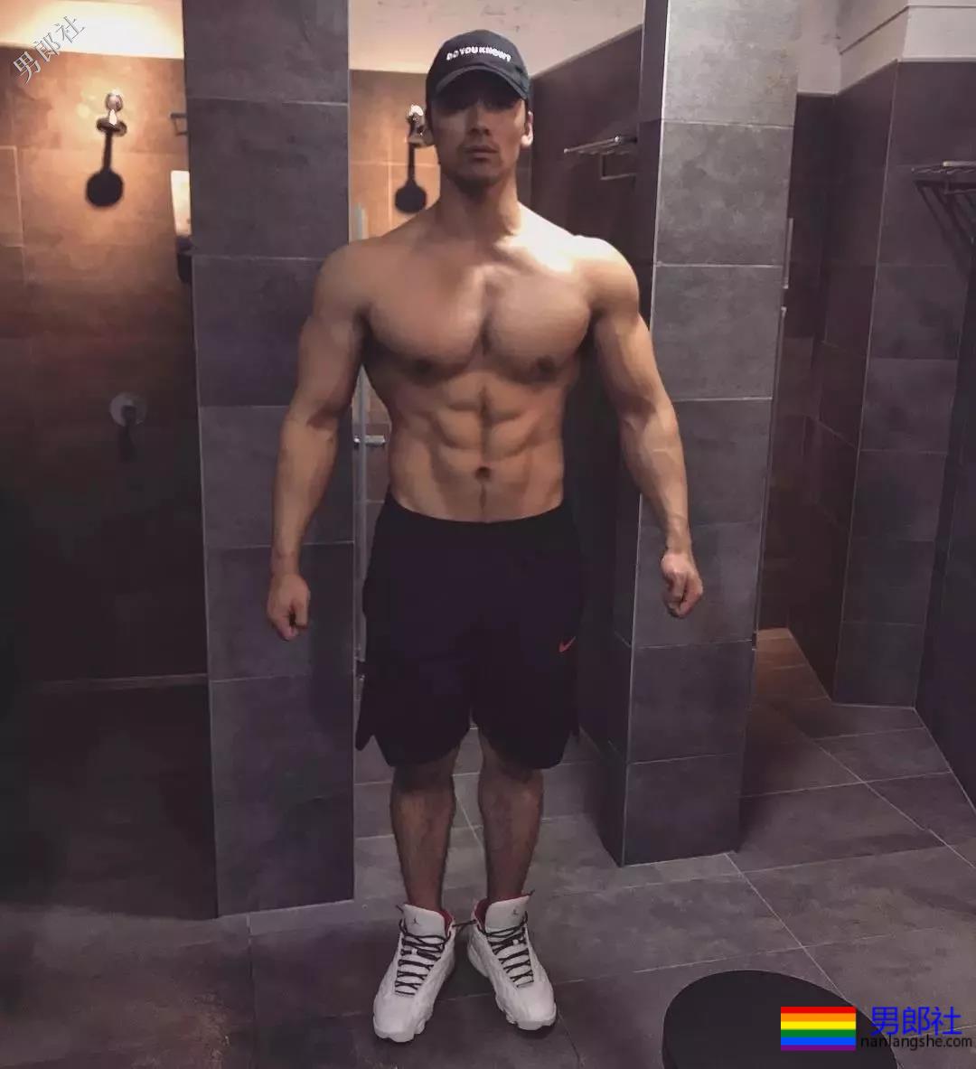 36D黝黑腱子肉直男，这身阳刚荷尔蒙我先『盘』为敬！ - 51虹马