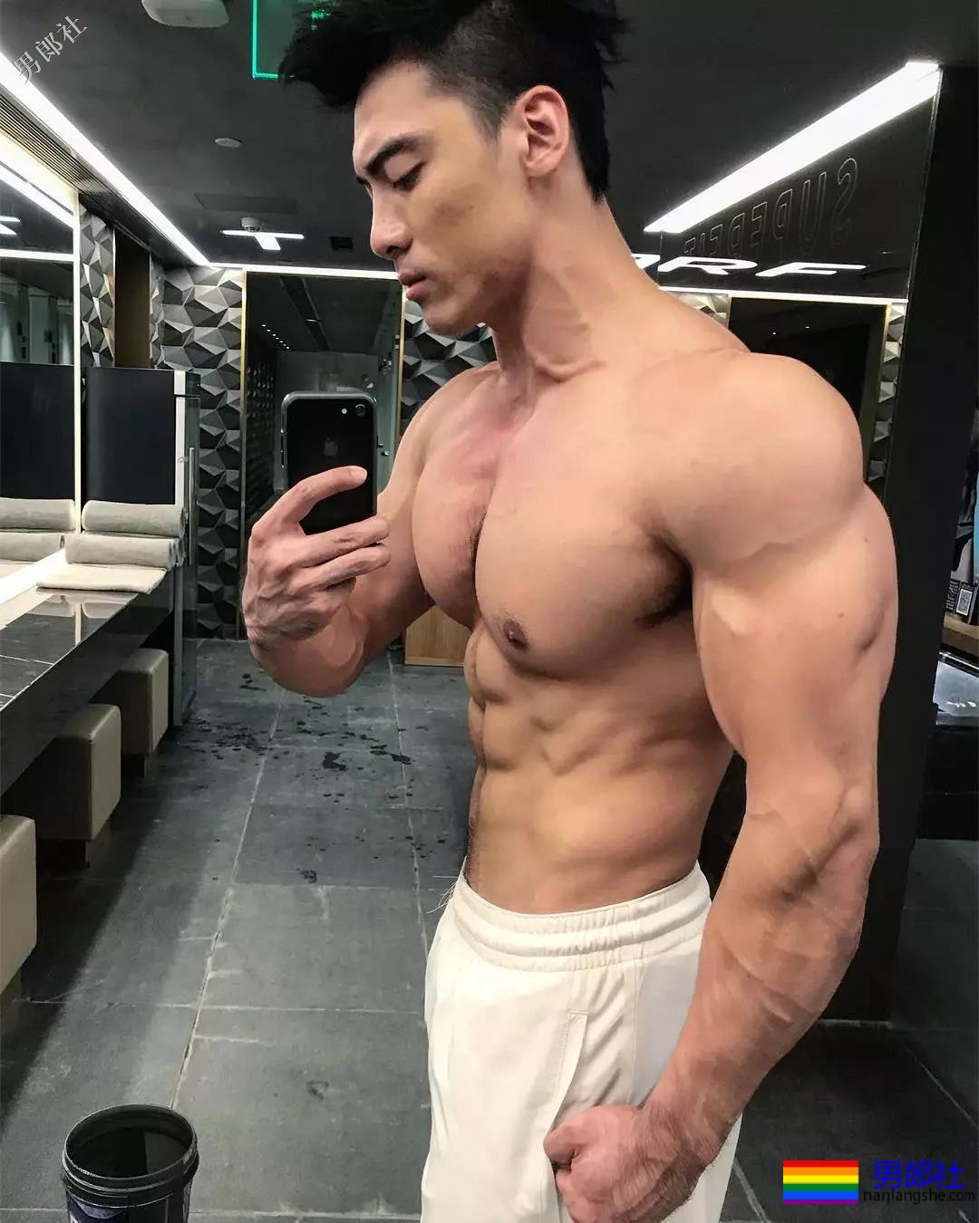 36D黝黑腱子肉直男，这身阳刚荷尔蒙我先『盘』为敬！ - 51虹马