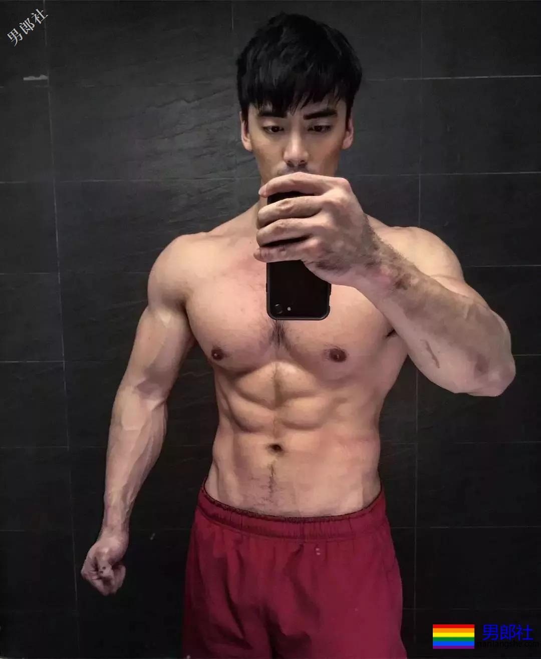 36D黝黑腱子肉直男，这身阳刚荷尔蒙我先『盘』为敬！ - 51虹马