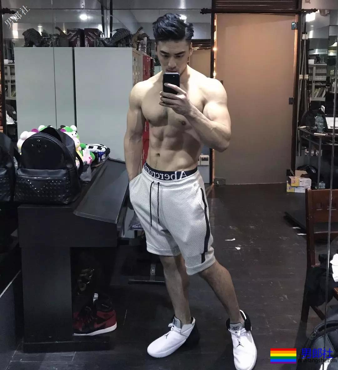 36D黝黑腱子肉直男，这身阳刚荷尔蒙我先『盘』为敬！ - 51虹马