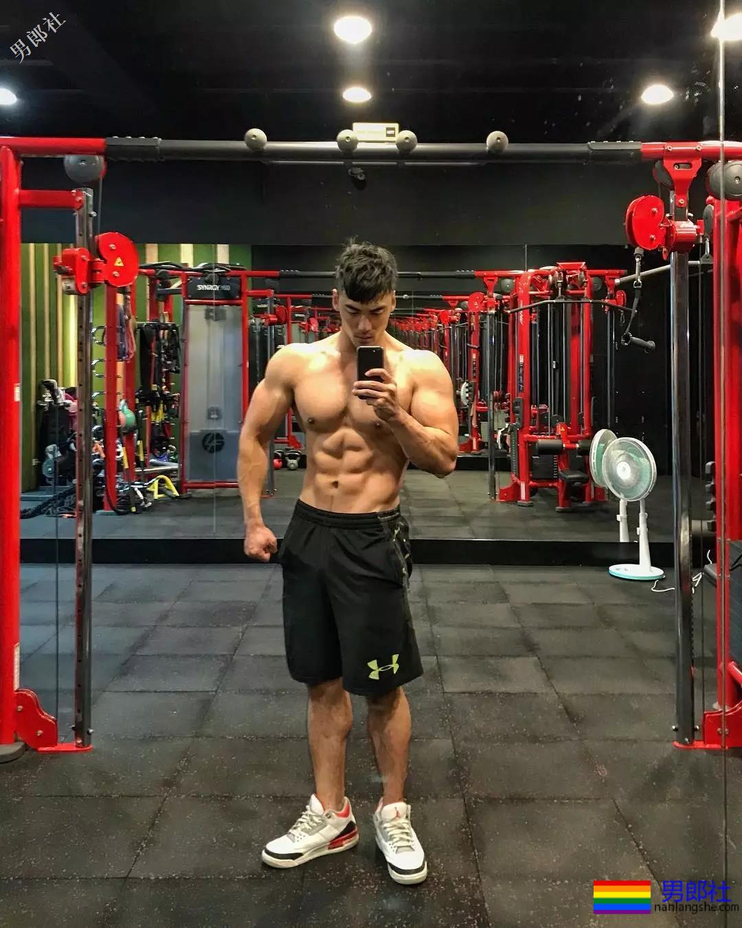 36D黝黑腱子肉直男，这身阳刚荷尔蒙我先『盘』为敬！ - 51虹马