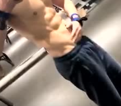 肌肉男为秀人鱼线，裤子拉得超低~-51虹马