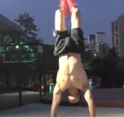 肌肉运动小哥玩倒立，这也太大了吧！-51虹马