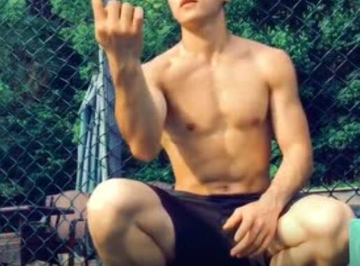 一身腱子肉的体育生玩球，说倦了！-51虹马