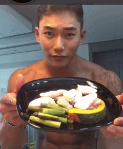 肌肉男直播吃健身餐，网友们却直呼前程看肉！-51虹马