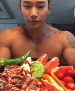 肌肉男直播吃健身餐，网友们却直呼前程看肉！ - 51虹马