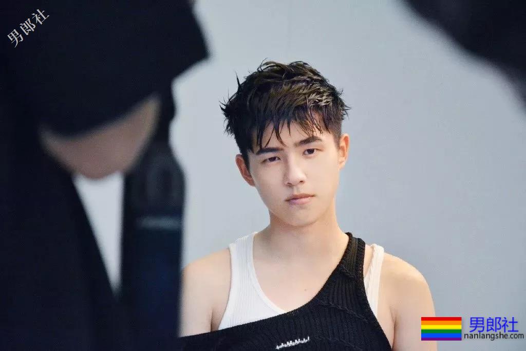 刘昊然新剧解锁新造型，豪华阵容中竟有这么多高颜好肉的小鲜肉！ - 51虹马