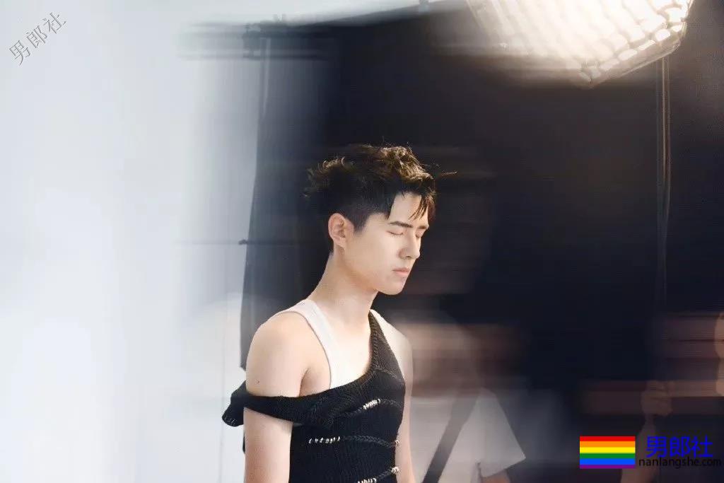 刘昊然新剧解锁新造型，豪华阵容中竟有这么多高颜好肉的小鲜肉！ - 51虹马