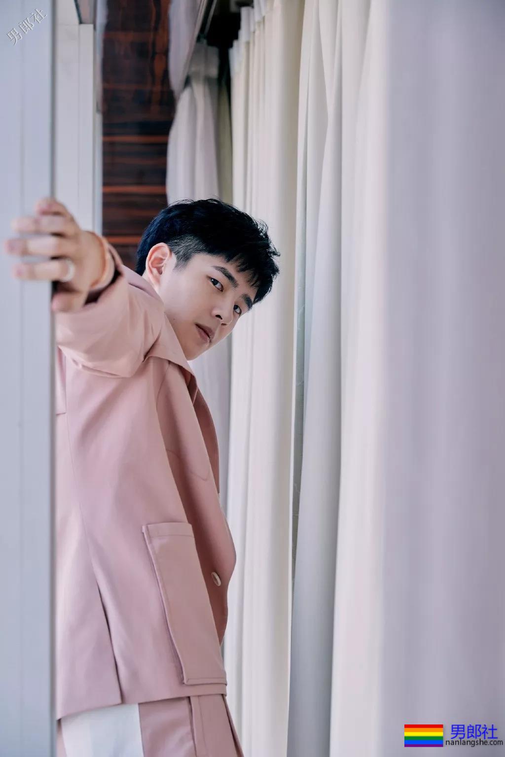 刘昊然新剧解锁新造型，豪华阵容中竟有这么多高颜好肉的小鲜肉！ - 51虹马