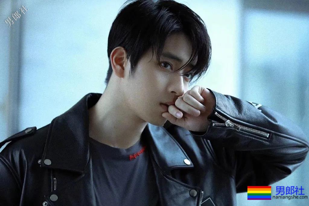 刘昊然新剧解锁新造型，豪华阵容中竟有这么多高颜好肉的小鲜肉！ - 51虹马